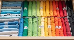 Gaveta de camisetas que nunca bagunça: aprenda a 'técnica do arquivo'