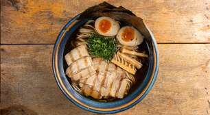 Chef do JoJo Ramen ensina como preparar em casa o Shoyu Ramen, sucesso do restaurante