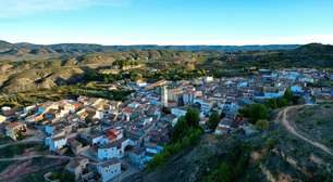 Uma cidade na Espanha está oferecendo moradia por 300 por mês, piscina no meio da floresta e academia para atrair moradores