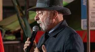Em comício, Lula canta música romântica de Roberto Carlos, que faz "segredo" sobre o voto
