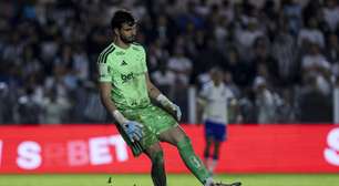 Em semana de convocação, goleiro da Seleção comenta atuação em derrota: "Chateado"