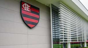 Torcedores homenageiam jogador do Flamengo na porta do CT