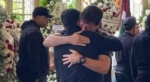 Emocionados, Diniz e Cano se abraçam em velório de Paulo Angioni no Rio
