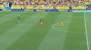 Muralha comete falhas bizarras e cede dois gols em 10 minutos em Mirassol x Vitória; veja vídeos