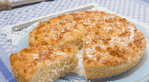 Bolo de coco com farofa crocante é opção fácil e deliciosa para o café da manhã de domingo