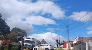 Mulher morre atropelada por caminhão de lixo