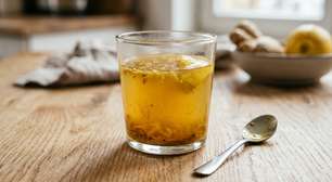 A bebida de limão com gengibre, cúrcuma e chia que blogueira indiana passou a tomar no lugar do café para começar o dia com mais leveza na digestão