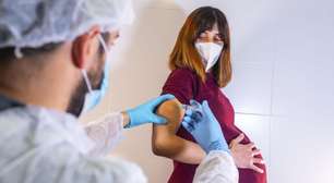 Os anticorpos que atravessam a placenta: como vacina da mãe protege o bebê antes mesmo do parto