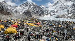 Milhares de pessoas vivem sobre a geleira Khumbu durante a temporada do Everest; estudo calcula que o calor de combustíveis e urina pode derreter cerca de 2.492 toneladas de gelo e neve