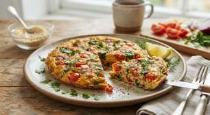 Sem ovo, este omelete fica pronto em 10 minutos com uma mistura simples de farinha de grão-de-bico, farinha de trigo e legumes