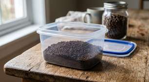 Se o pote de plástico ficou com cheiro forte, coloque borra de café seca: ela ajuda a absorver o odor até da borracha de vedação