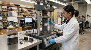 Cientistas transformam resíduos humanos em biochar e criam concreto com resistência à flexão até 42% maior que a mistura convencional
