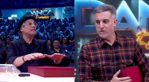 Carlinhos de Jesus quebra protocolo e pega Luciano Huck de surpresa: 'Ele sacou'