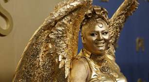 Estrelas desfilam no tapete azul sob sol escaldante antes da cerimônia do Emmy Awards