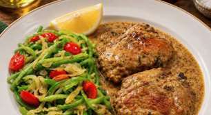 Sobrecoxas de frango com acompanhamento que parece macarrão