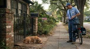 Depois de encontrar um cachorro esperando durante semanas diante da casa vazia de um vizinho que morreu, carteiro passa a parar cinco minutos todos os dias no mesmo portão, até conseguir que o animal atravesse a rua pela primeira vez e durma numa manta colocada dentro de sua garagem