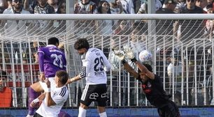 Técnico do Colo-Colo sai em defesa de Vozinha após falha do goleiro