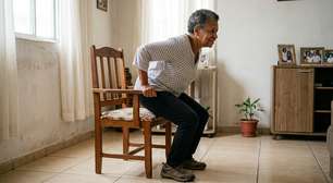 Cinco exercícios simples que parecem pouco, mas treinam exatamente as tarefas que mais pesam com o passar dos anos
