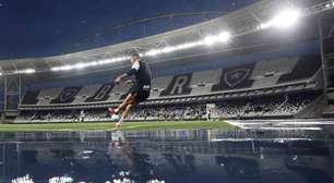 Sob chuva, Botafogo faz treino noturno no Nilton Santos