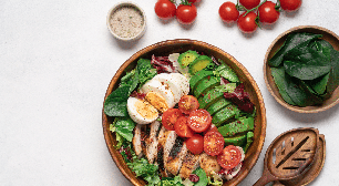Jantar completo sem complicação: aprenda a fazer essa salada proteica com frango, abacate e ovo