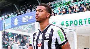 Carlinhos, ex-Vitória, sofre grave lesão após um choque de cabeça