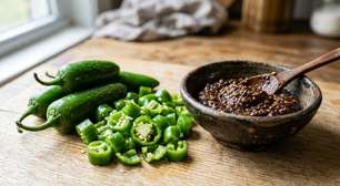 Na Coreia, pimentas verdes com pasta de soja ficam prontas em 3 minutos: o segredo é colocar os temperos na ordem certa para o molho aderir melhor