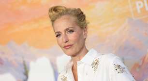 Gillian Anderson relembra relacionamentos com mulheres e se assume pansexual