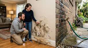 Sem entender por que a parede da sala amanhecia molhada mesmo sem chuva, casal passa três meses repintando o mesmo canto até quebrar o rodapé e descobrir que a infiltração vinha da torneira instalada pelo vizinho do outro lado do muro