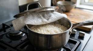 Não sirva o arroz assim que desligar o fogo: na cozinha turca, um pano entre a panela e a tampa ajuda a retirar o excesso de umidade e deixa os grãos mais soltinhos depois de alguns minutos