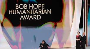 Michael J. Fox no Emmy 2026: ator é aplaudido de pé ao receber prêmio humanitário