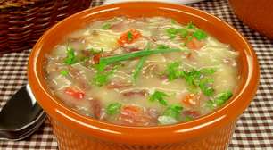 Caldinho de mandioca com carne-seca fácil e irresistível