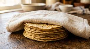 A maneira mexicana de manter tortillas macias não exige forno nem micro-ondas: depois de aquecidas, elas são empilhadas e embrulhadas em um pano para conservar calor e umidade até a hora de montar os tacos