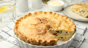 Essa torta de frango cremosa é fácil de fazer para o lanche da tarde