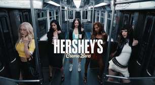 As KATSEYE levantam os dedinhos para a Hershey's