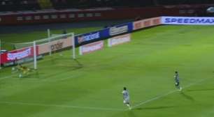 Goleiro Tadeu faz lambança, mas se redime com gol em vitória do Goiás