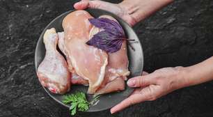 Você lava o frango antes de cozinhar? Este hábito comum pode fazer mal à saúde
