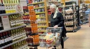 Flagramos Mãe Lucinda, de 'Avenida Brasil', fazendo compras em supermercado de luxo dos paulistanos