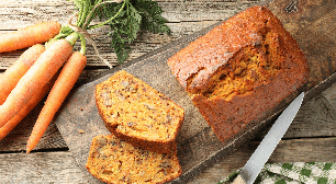 Esse bolo de cenoura proteico é uma opção prática e saborosa para o lanche da tarde e fica pronto em poucos minutos