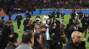 Torcedores do Platense invadem campo após classificação do Fluminense