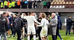 Quase tragédia: vândalos do Platense invadem o gramado para agredir o Fluminense
