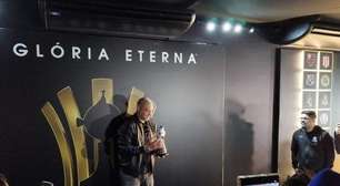 Adriano Imperador recebe homenagem e é tietado na Libertadores Experience