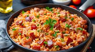 Semana Farroupilha: Aprenda a fazer arroz carreteiro, clássico da cozinha gaúcha