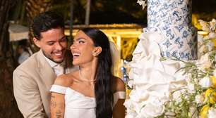Com buquê de flores brancas, Duda Kropf se casa com Felipe Amorim de vestido de noiva com corset e cauda