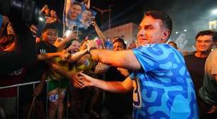 Em cima de trio elétrico, Flávio pede lanternas acesas para 'homenagear' Bolsonaro no Ceará
