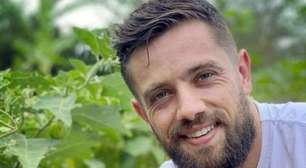 Novo amor? Rafael Cardoso surge aos beijos com atriz após 45 dias internado