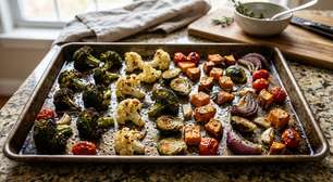 Não coloque os legumes amontoados na assadeira: cozinheiros deixam espaço entre os pedaços para que dourem e caramelizem em vez de cozinharem no próprio vapor