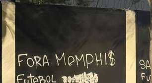 Muro da sede do Corinthians é pichado com críticas a Depay