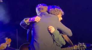 Brandon Flowers chama filho ao palco para cantar clássico do Oasis; vídeo
