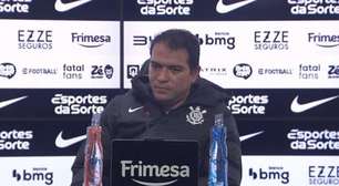 Executivo de futebol lamenta eliminação e mantém Diniz no Corinthians