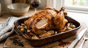 Os cozinheiros concordam: "Para obter frango bem dourado, não aumente o fogo, mas sim seque bem a pele antes de assar"